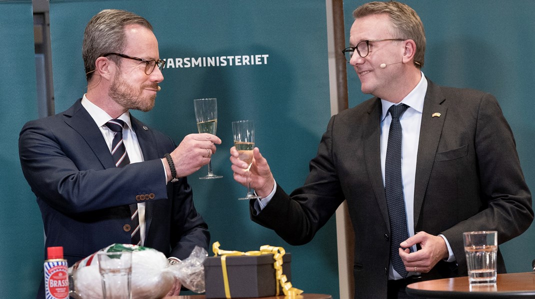 Ministeren har måske set embedsværket servicere den tidligere minister – departementschefen, der hvisker ministeren noget i øret, eller en afdelingschef, der skubber en seddel over bordet. Nu skal der skabes en tillidsrelation, der giver ministeren tiltro til, at embedsværket vil gøre det præcist samme igen, skriver Amalie Trangbæk.