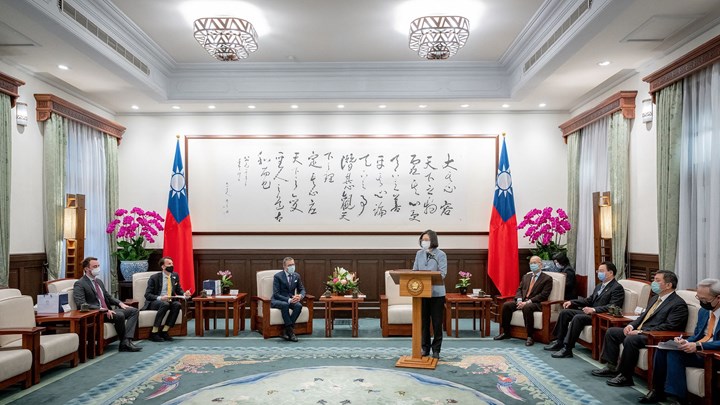 Det er i kraft af sin position som formand for fonden Alliance of Democracies, at Anders Fogh Rasmussen besøger Taiwan. Fonden arbejder for at fremme demokrati over hele verden.