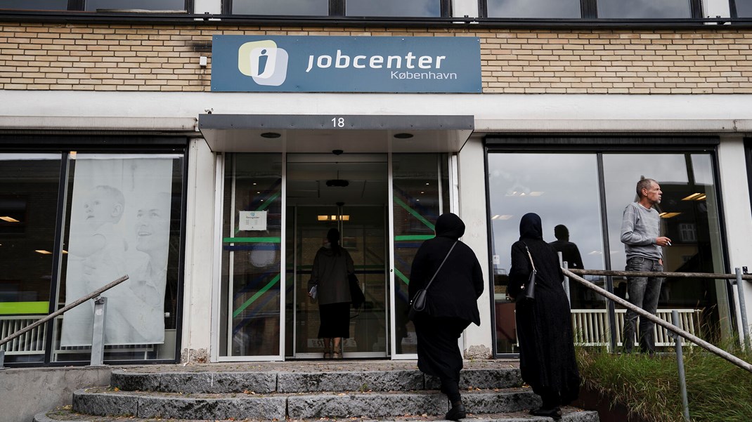 Besparelser på jobcentre og administration i landets kommuner skal sikre regeringen op mod seks milliarder kroner til andre prioriteringer, herunder højere løn til visse grupper af offentligt ansatte.