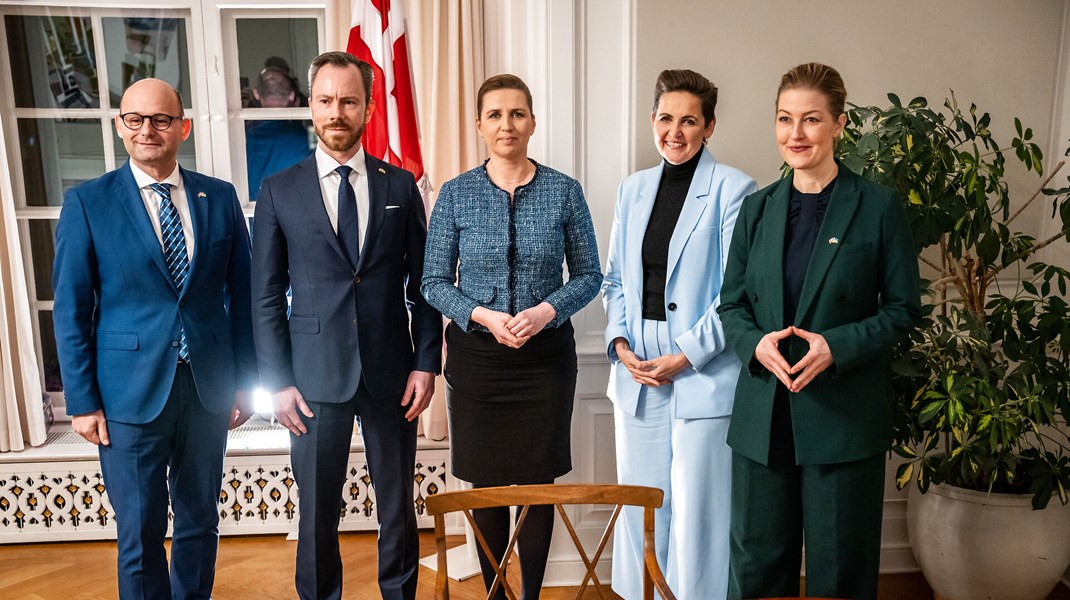 De konservatives formand Søren Pape Poulsen (t.v.), Venstres formand Jakob Ellemann-Jensen (nr. to fra venstre), statsminister og formand for Socialdemokratiet Mette Frederiksen (i midten), SF's formand Pia Olsen Dyhr og de radikales daværende politiske leder Sofie Carsten Nielsen ved underskrivelsen af det nationale sikkerhedskompromis den 6. marts 2022.