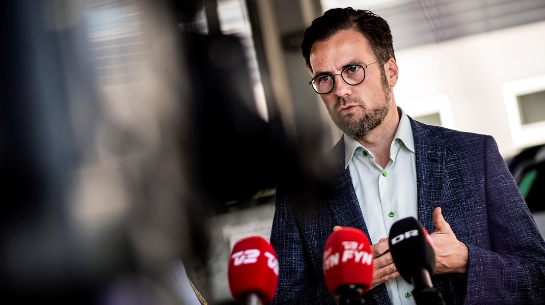 Formand for KL's udvalg for arbejdsmarked og borgerservice, Odense-borgmester Peter Rahbæk Juel (S), mener, at regeringen går helt forkert frem i ambitionen om at spare på kommunernes beskæftigelsesindsats.