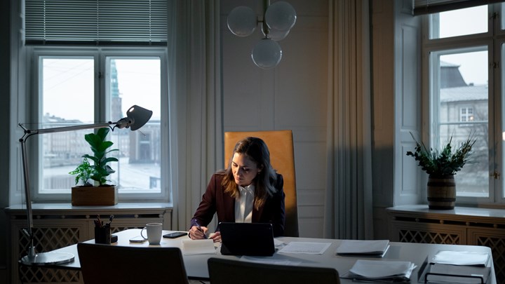 Marie Bjerre på sit hjørnekontor, der har udsigt til Christiansborg