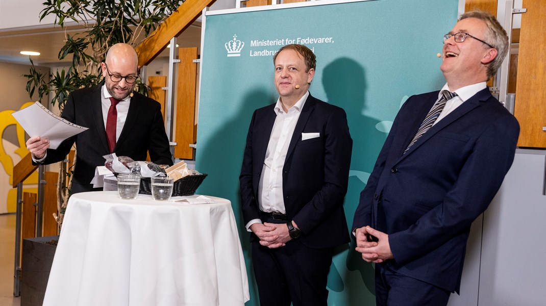 Rasmus Prehn (S) til venstre overdrager ministeriet for Fødevarer, Landbrug og Fiskeri til Jacob Jensen (V) til højre i december 2022. 