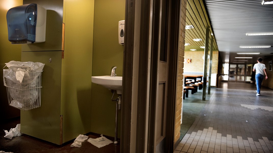 Dårlige toiletforhold afskrækker flere folkeskoleelever i København fra at gå på toilet. Det påvirker elevernes indlæringsevne og er 