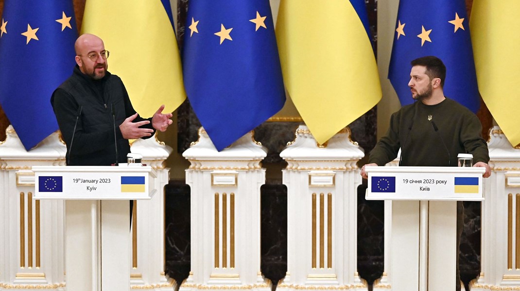 Tidligere i januar var EU-formanden for Det Europæiske Råd, Charles Michel, i Kyiv. Nu kommer han igen sammen med EU-kommissionsformand Ursula von der Leyen til det første officielle EU-Ukraine-topmøde siden krigens start.