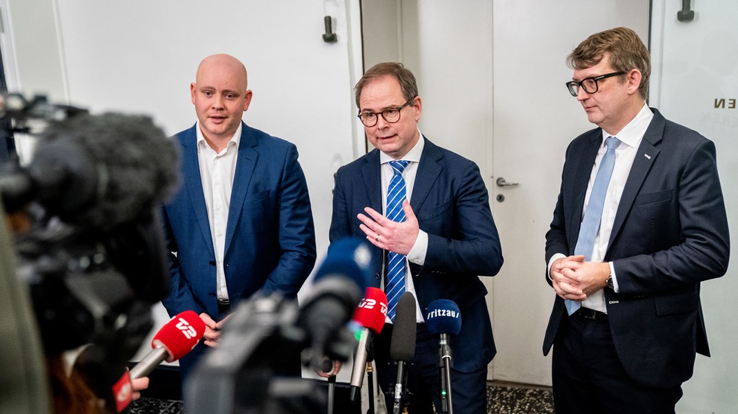 Kulturminister Jakob Engel-Schmidt (M), finansminister Nicolai Wammen (S) og økonomiminister Troels Lund Poulsen (V) afholder doorstep om forhandlingerne om ny inflationshjælp. 