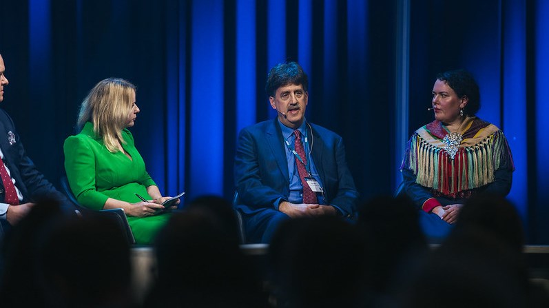 David Balton (i midten) frygter, at krisen i Arktisk Råd vil gå udover forholdene mellem de oprindelige arktiske folk. Til højre er det Silje Karine Muotka, der er formand for det samiske parlament i Norge.