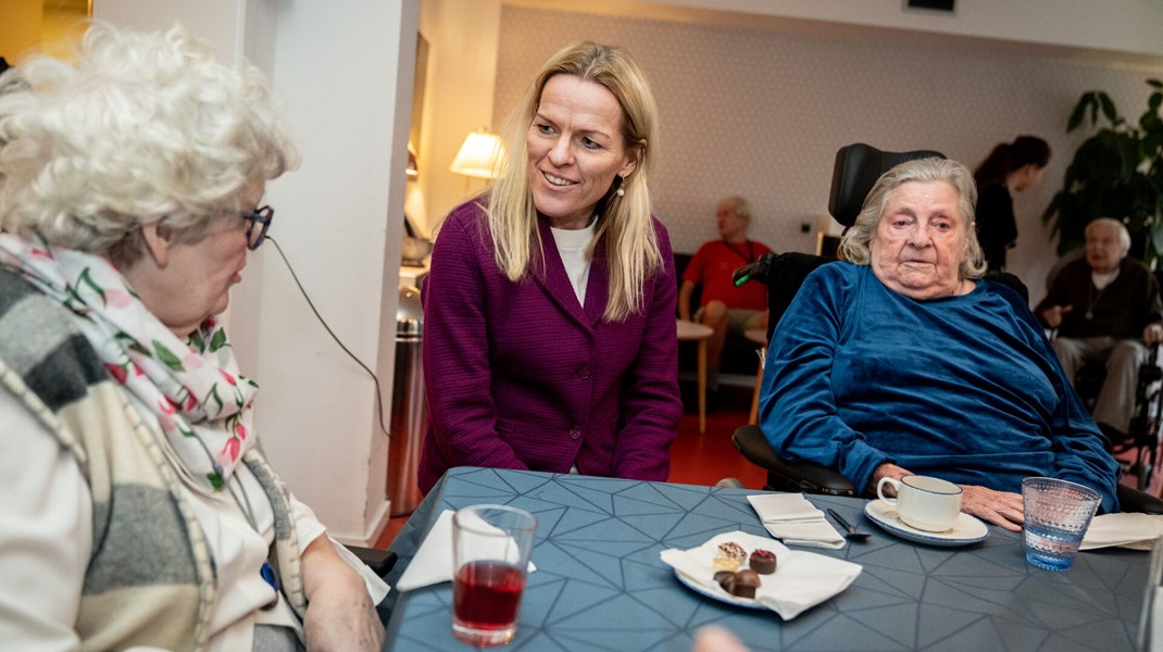 Ældreminister Mette Kierkgaard (M) bør ifølge FOA bruge arbejdet med en ny ældrelov til at bygge bro mellem sundhedsloven og serviceloven.