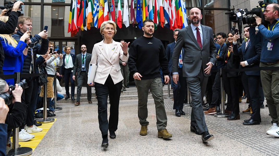 Kommissionsformand Ursula von der Leyen og EU's rådsformand, Charles Michel (t.h.), går gennem topmødecenterets pressesal sammen med Volodymyr Zelenskyj. 