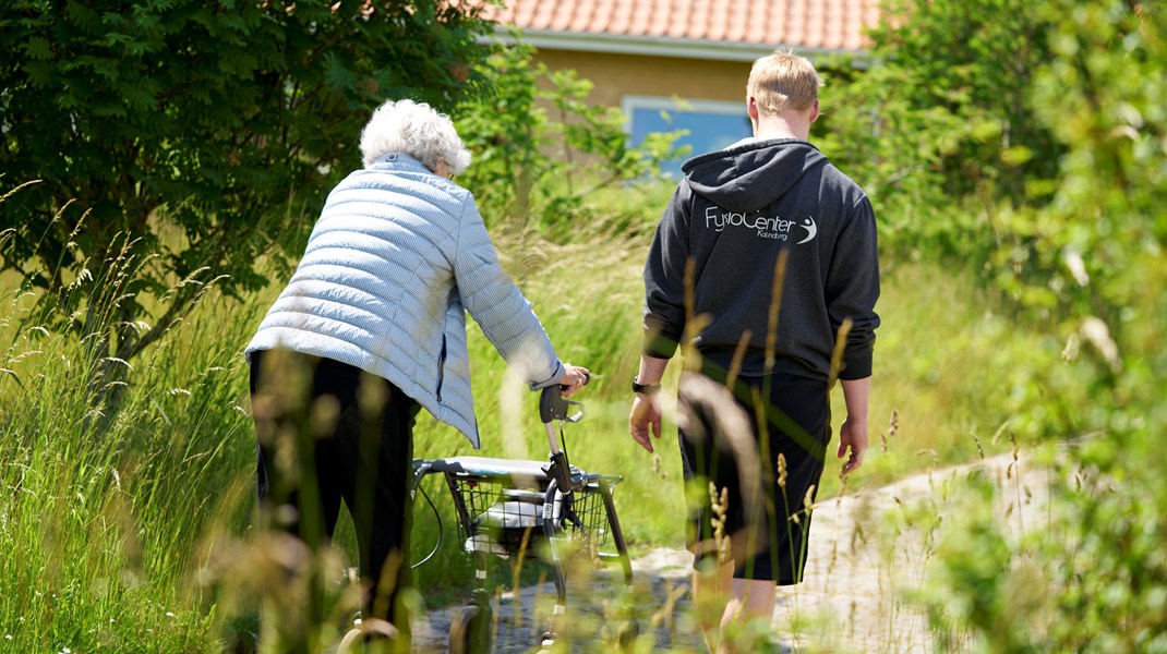 Det er nødvendigt at sikre et forskningsløft i de kommunale sundhedsopgaver med målet om, at blandt andet sygeplejersker og fysioterapeuter skal kunne tilbyde ældre med kronisk sygdom pleje og behandling i og nær eget hjem, skriver Sisse Marie Welling (SF) og Randi Brinckmann.