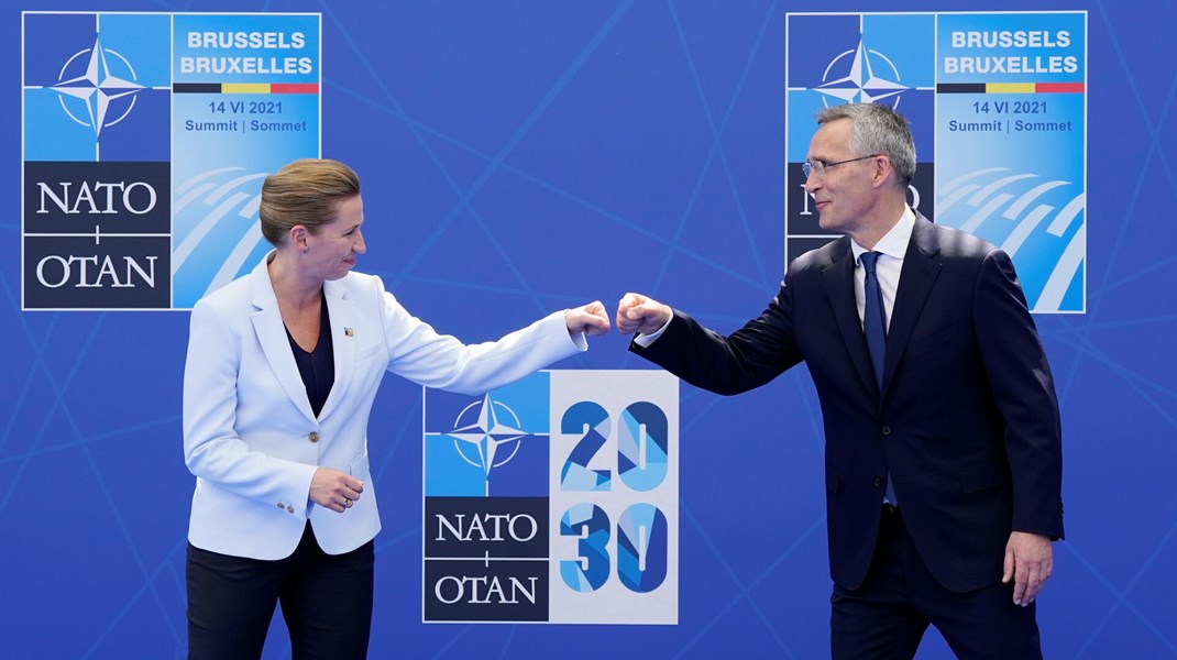 Danmarks statsminister Mette Frederiksen (t.v.) hilser på Nato's generalsekretær Jens Stoltenberg (t.h.) ved Nato-topmøde i Bruxelles i 2021.