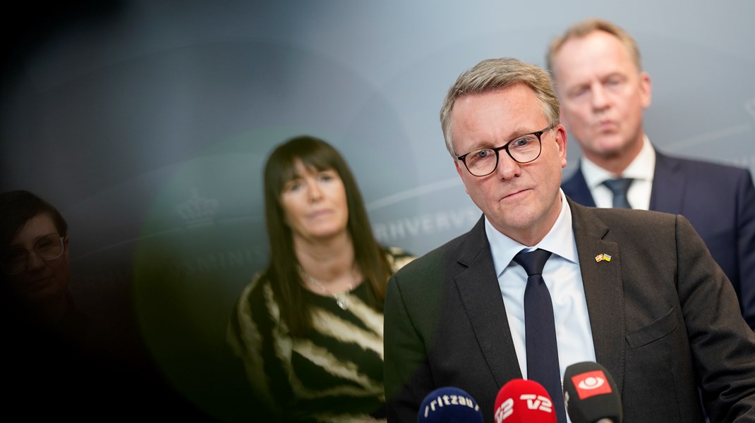 Erhvervsminister Morten Bødskov præsenterer aftalen om inflationshjælp små købmænd og fødevareforretninger.