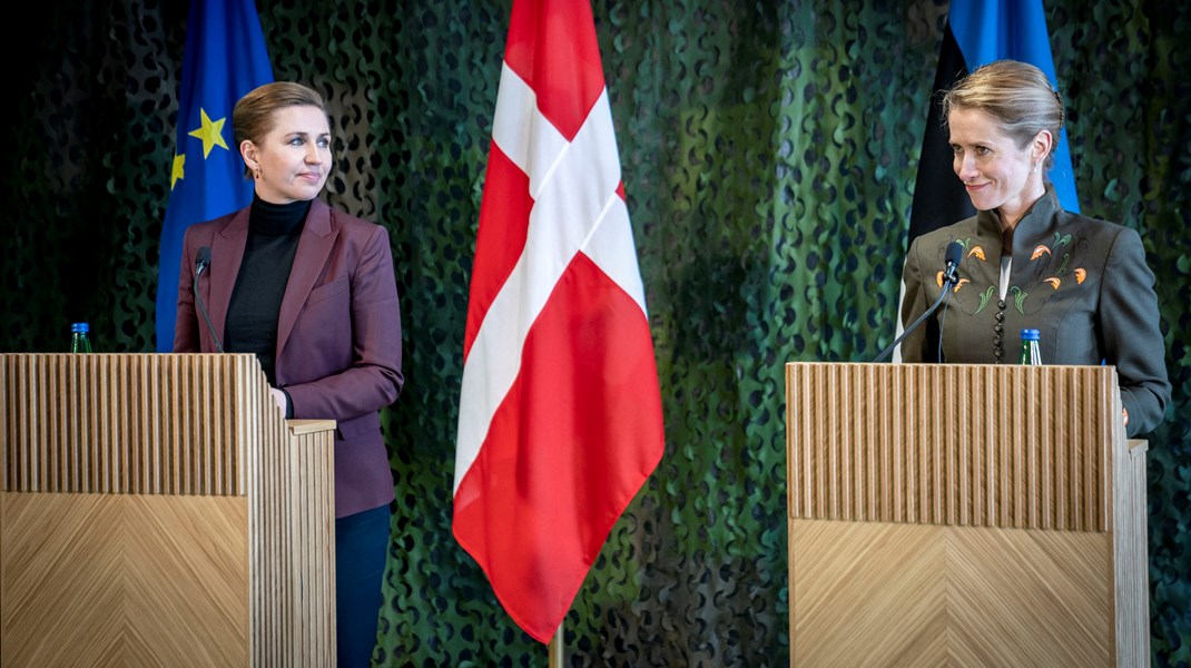 Den estiske premierminister, Kaja Kallas (t.h.), er blevet kendt for sin hårde tone mod Rusland. På søndag afgør hendes landsmænd, om hun skal have endnu en tur i spidsen for regeringen.