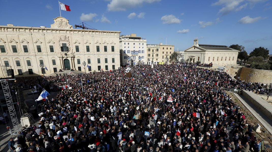 Demonstranter uden for den maltesiske premierminister Joseph
Muscats kontor i Valletta i forbindelse med Panama
Papers-lækageskandalen i 2016. Dengang var mange selskabskonstruktioner stort
set umulige at føre tilbage til dens reelle ejer, skriver Niels Fuglsang og Jesper Olsen.