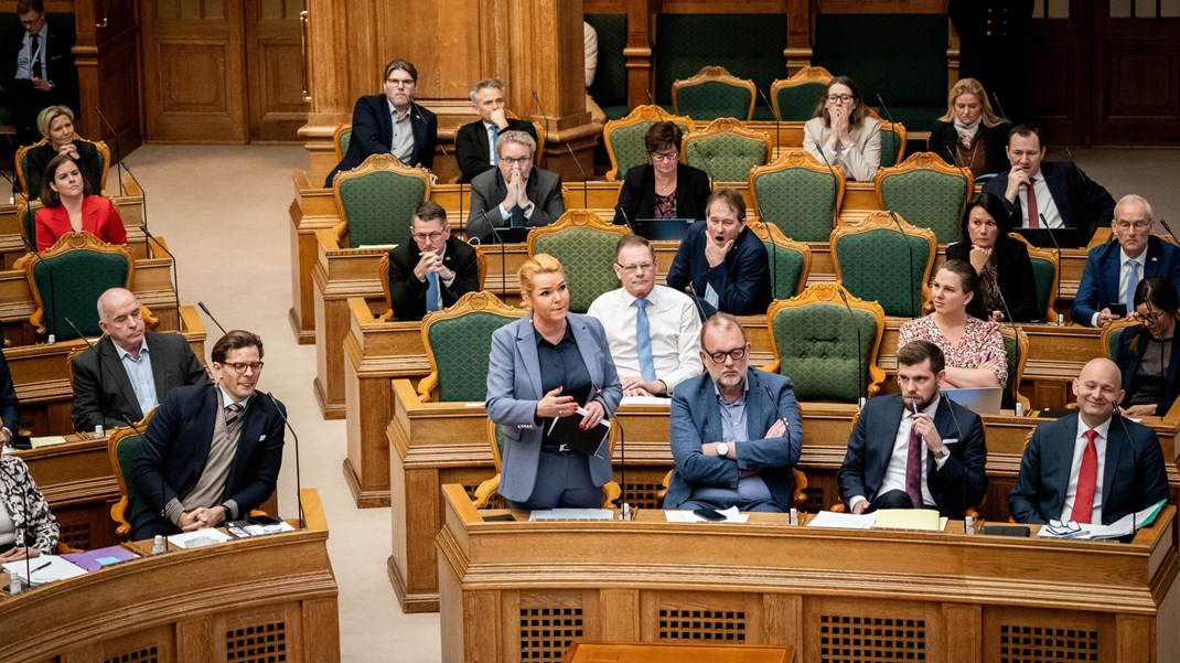 Danmarksdemokraternes Inger Støjberg rejser med SF's Pia Olsen Dyhr til Indonesien for at lære mere om maritim sikkerhed.