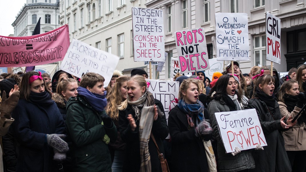 Unge kvinder til demonstration for ligestilling på kvindernes internationale kampdag den 8. marts i 2017. 