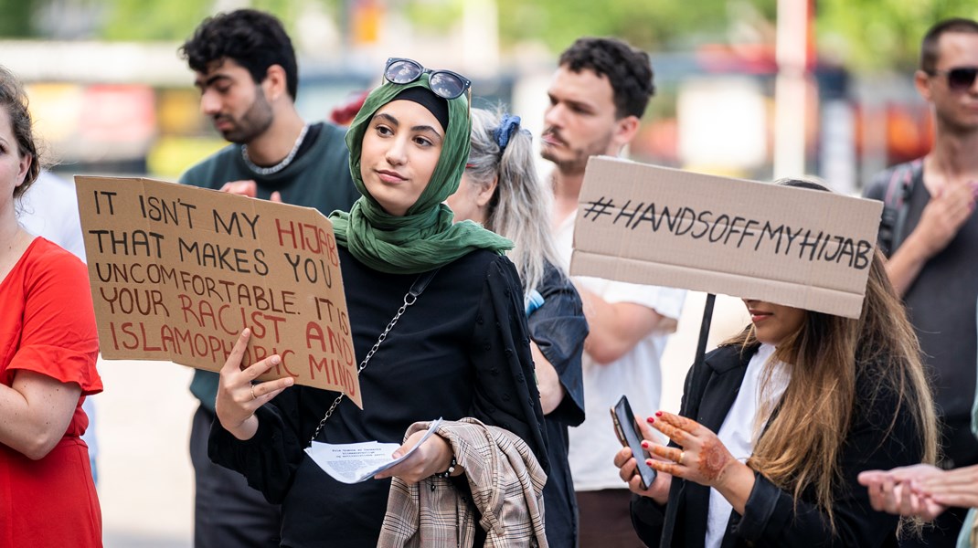 Dansk Folkeparti har længe problematiseret det muslimske hovedtørklæde som et symbol, man kan være sammen om at være imod. At være med i fællesskabet er at være imod tørklædet, skriver Silas L. Marker.