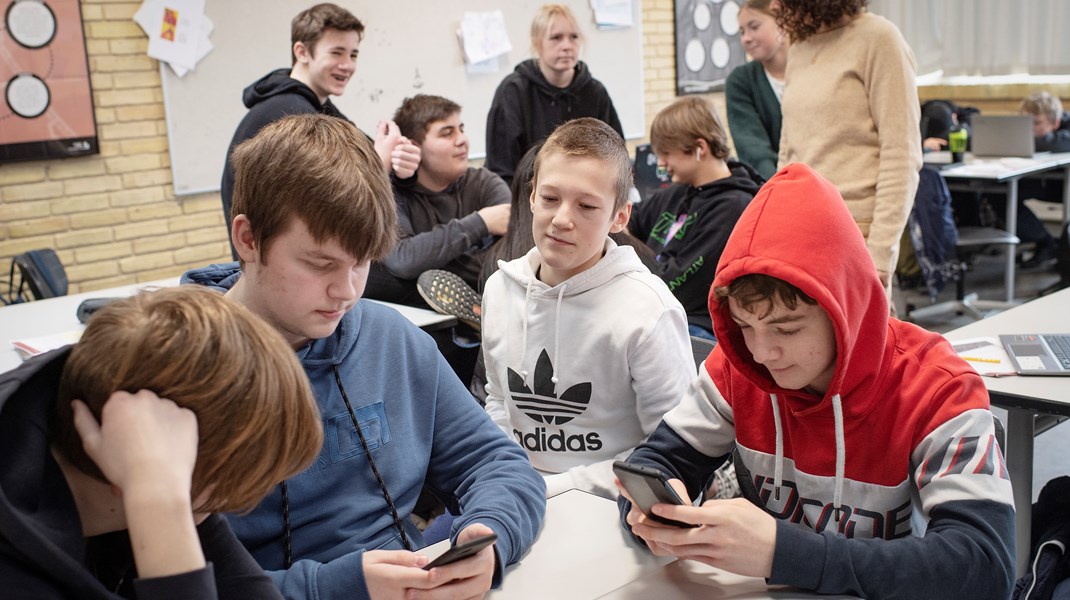 Et forbud mod mobiltelefoner i skolen er ikke den rigtige løsning, mener elever, lærere og skoleledere.