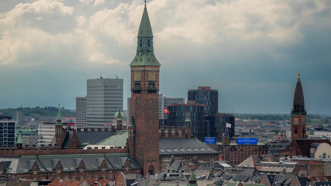 I Københavns Kommune betales der ikke for parkering fra kl. 17.00 lørdag til mandag morgen kl. 8.00. Men det skal der laves om på med betalingsparkering om søndagen, lyder det fra Socialdemokratiet og SF.