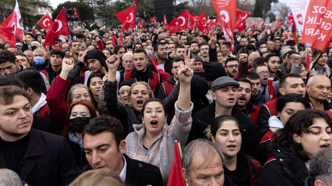 Tusindvis demonstrerede foran rådhuset i Istanbul, da byens populære borgmester Ekrem Imamoglu blev idømt to år og syv måneders fængsel for at kalde en valgkommission, som forsøgte at få omstødt lokalvalget i 2019 for 