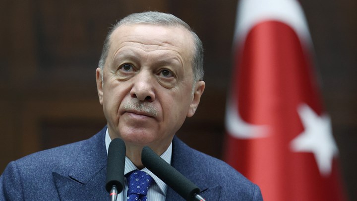 69-årige Erdogan har efter 20 år ved magten stadig solid opbakning i den tyrkiske befolkning. Men opbakningen er skrumpet i takt med den økonomiske vækst. Og februars jordskælv har skabt yderligere problemer for præsidenten, der er under anklage for korruption i byggebranchen og nepotisme i beredskabet.