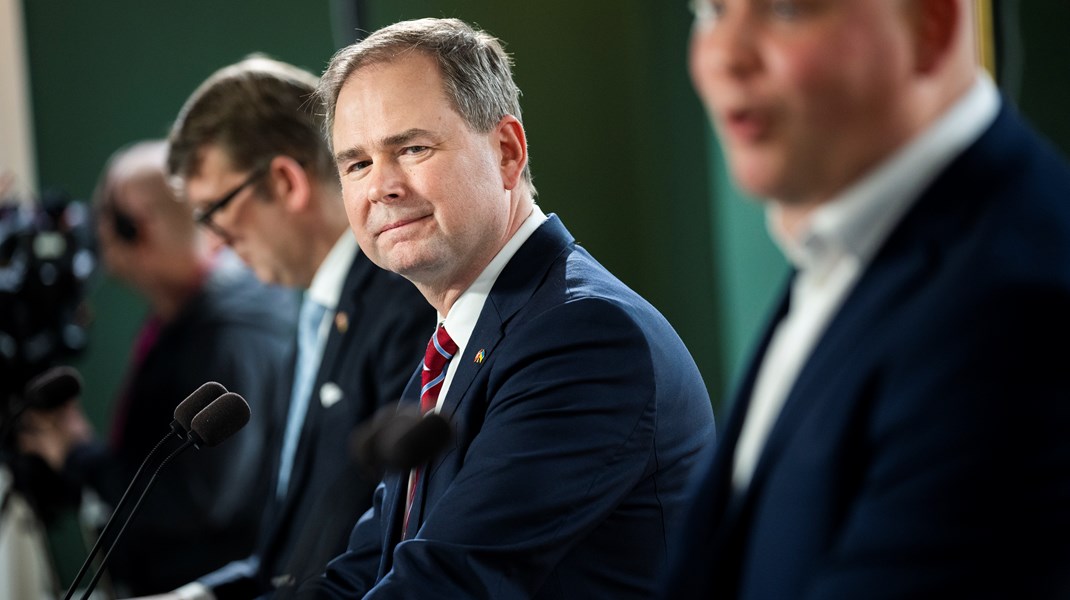 Finanslovsforslaget blev præsenteret af finansminister Nicolai Wammen (S), økonomiminister og fungerende forsvarsminister Troels Lund Poulsen (V) og kulturminister Jakob Engel-Schmidt (M).