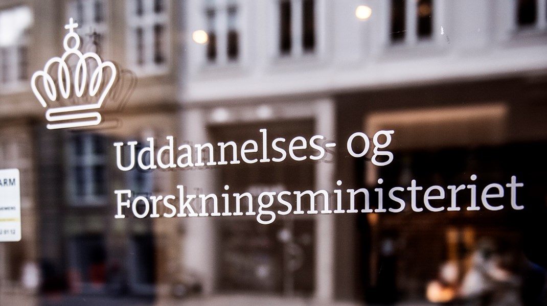 Uddannelses- og Forskningsministeriet har hentet sin nye pressechef hos Justitsministeriet. Det bliver Peter Parbo, der tidligere har været rådgiver for Morten Helveg (R) i Europa-Parlamentet. 