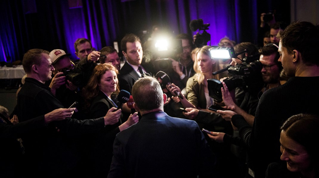 Lars Løkke Rasmussen er stadig limen, der holder sammen på Moderaterne. Her kaster journalisterne sig over ham på Moderaternes årsmøde i Vejle.