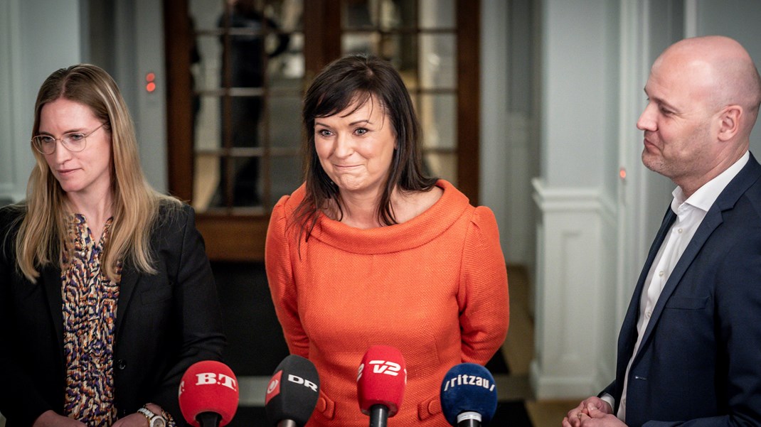 Venstre er gået til valg på at nedlægge regionerne i 2011 og
2019. Indenrigs- og Sundhedsminister Sophie Løhde har selv siddet i regionsrådet
i Region Hovedstaden. På billedet fremlægger hun i 2023 akut-aftalen for
sundhedsvæsenet sammen med Danske Regioners formand Anders Kühnau (S) og Danske
Regioners næstformand Stephanie Lose der pt er økonomiminister.