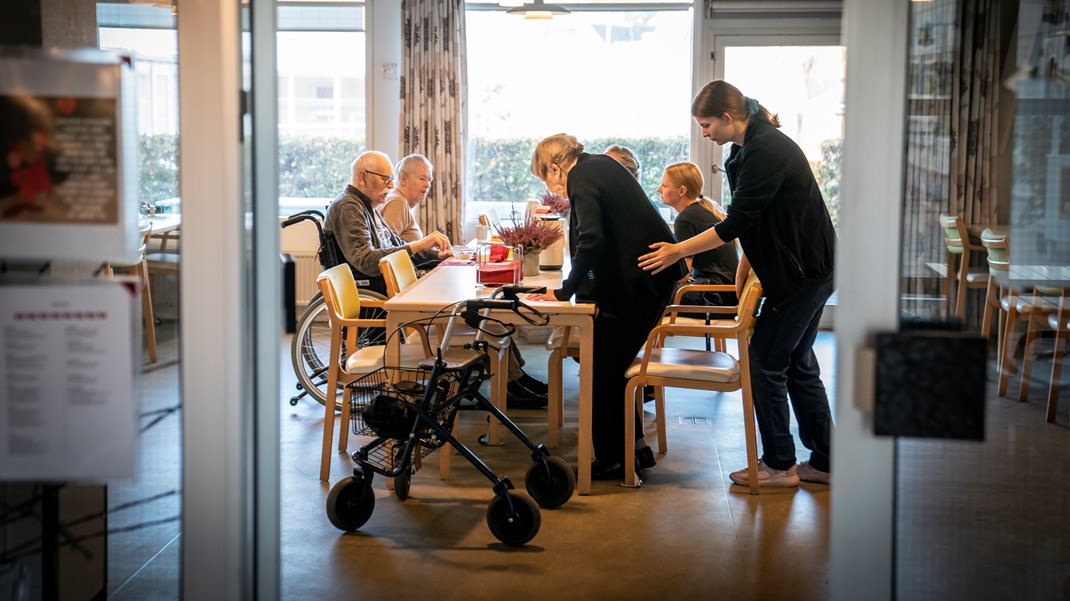 Det er ikke kun medarbejderne i ældreplejen, der skal lære nye måder at arbejde på. Også lederne skal lære at se deres rolle og ansvar i lyset af et nyt og mere frisættende styringsparadigme, skriver Anne-Birgitte Rohwedder og Anja Overgaard Thomassen.