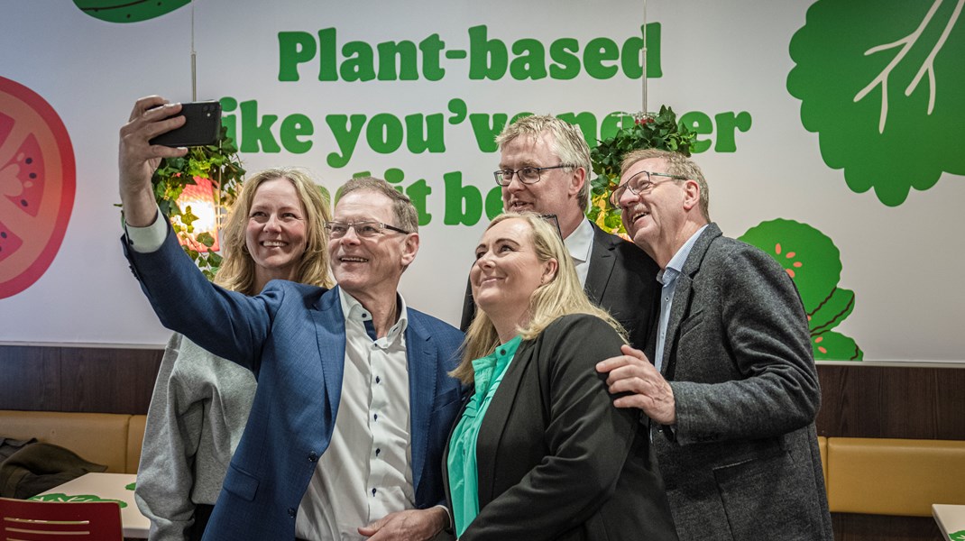 SVM-regeringens fødevarerepræsentanter på burgerbar. Fra venstre Ida Auken (S), Erling Bonnesen (V), Charlotte Bagge Hansen (M), Jacob Jensen (V) og Bjarne Laustsen (S).