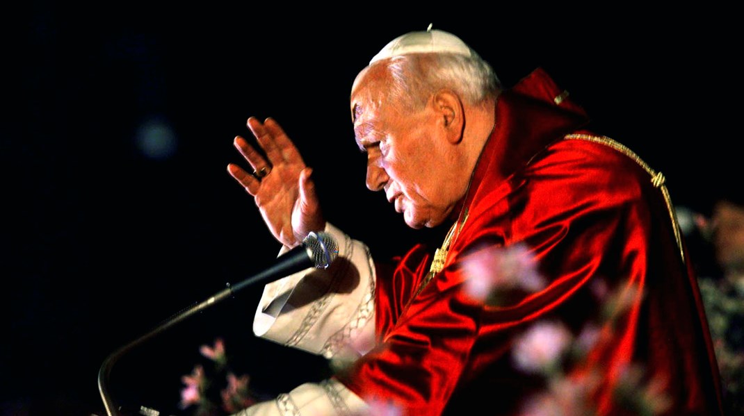 Når Johannes Paul II i dag bliver nævnt, er det ikke kun manden selv og hans egne gerninger, men også den store symbolværdi, hans udnævnelse til pave udgjorde, der berøres, skriver Vibe Termansen.