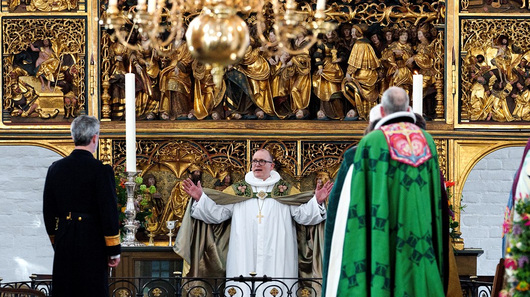 Kronprins Frederik (til venstre) var en af de mange gæster i Odense Domkirke til Mads Davidsens (i midten) bispevielse. Kronprinsen vikarierede for dronningen, som stadig er ved at komme sig efter en operation i ryggen.