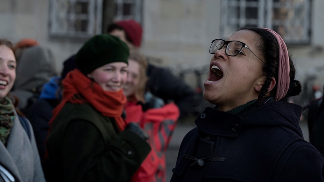 Midlertidige dommeransættelser skal gøres permanente, og domstolene skal igen have lov til at rekruttere, hvis udviklingen skal vendes med presset på de danske domstole, skriver Nina Palesa Bonde (t.h). 