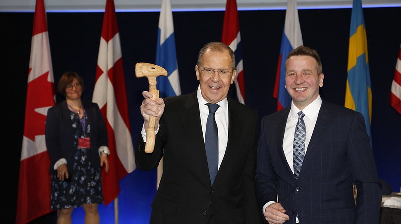 Ved Arktisk Råds ministermøde i Reykjavik i Island i maj 2021 overdrog Islands udenrigsminister Gudlaugur Thor Thordarson (t.h.) formandshammeren til Ruslands udenrigsminister Sergei Lavrov (t.v.).