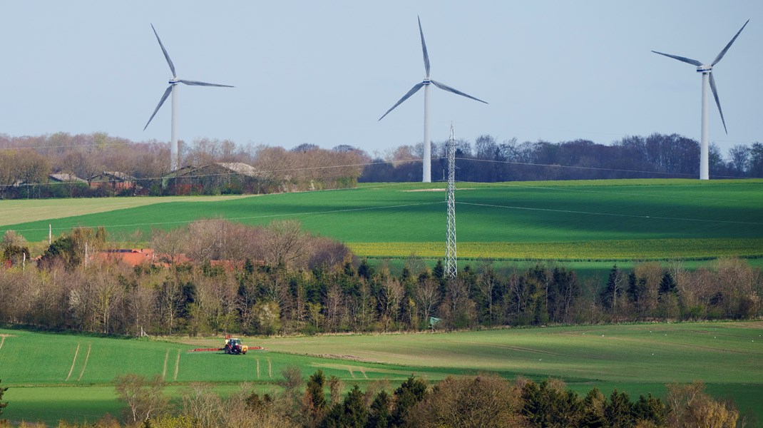 Det bliver sværere at sætte flere vindmøller op, hvis EU-kommissionen får deres nye naturgenopretnings-forslag igennem, skriver Erling Bonnesen. 