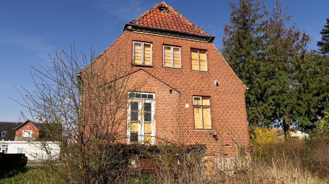 Det forladte hus i Horbelev, der nænsomt rives ned. Formålet er, at mur- og tagstenene skal genbruges i kommende kommunale byggerier.