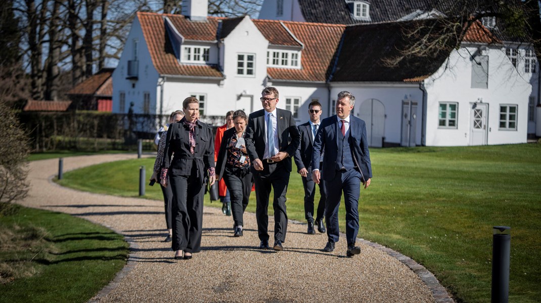 Statsminister Mette Frederiksen (S), fungerende forsvarsminister Troels Lund Poulsen (V) og klima-, energi- og forsyningsminister Lars Aagaard (M) på vej til doorstep uden for Marienborg, hvor de onsdag eftermiddag løftede lidt af sløret for regeringens grønne planer. 