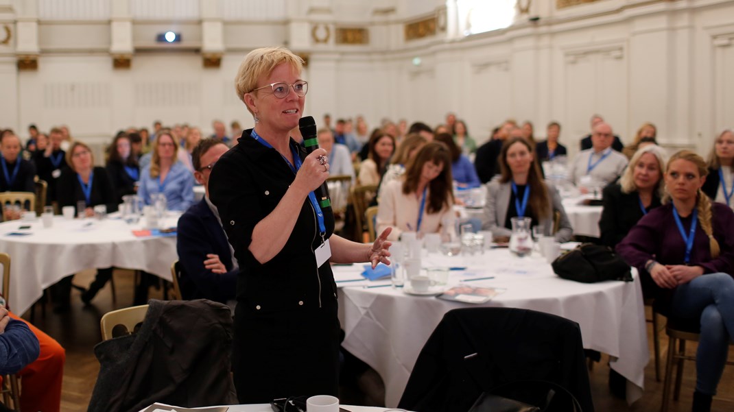 Moderaternes civilsamfundsordfører, Karin Liltorp, benyttede lejligheden til at stille spørgsmål til de andre oplægsholdere på konferencen Frivillighedens Værdi, inden hun selv skulle svar på spørgsmål - blandt andet om hvorvidt det ikke kunne være en god ide at allokere to procent af BNP til civilsamfundet - lige så meget som til Forsvaret. 