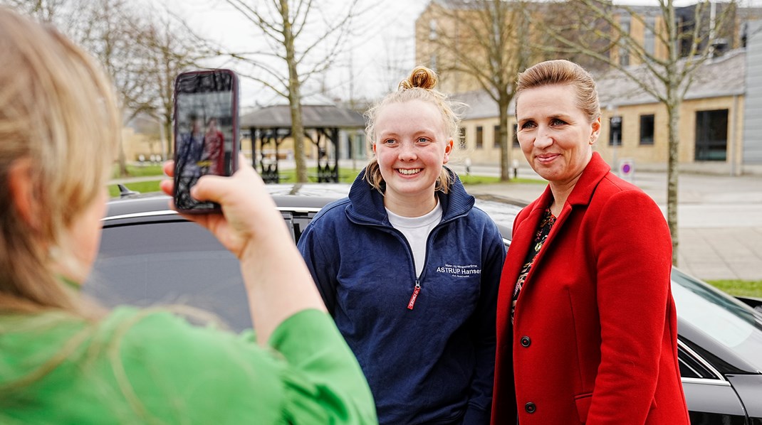 Tidligere på måneden besøgte statsminister Mette Frederiksen (S) Herningsholm Erhvervsskole i Herning. På mandag skal hun fejre 1. maj med dårlige meningsmålinger som bagtæppe.