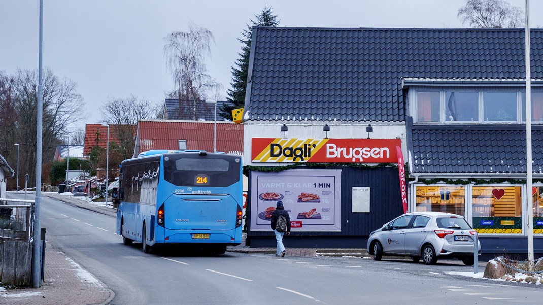 I landdistrikterne bliver der både længere mellem supermarkeder og busafgangene. I en nu afsluttet temadebat på Altinget By og Bolig blev der sat spotlight på, hvor langt vi skal gå for at redde livet på landet. 