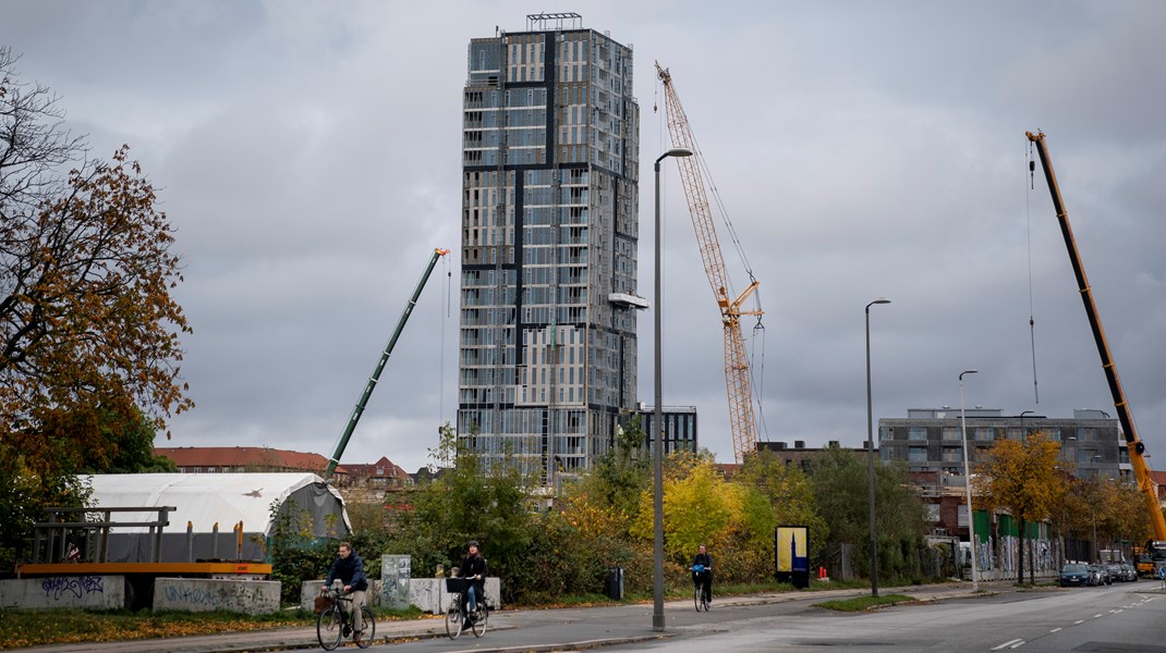 Du kan nærmest ikke åbne en avis for tiden uden at læse om offentlige skandalebyggerier, der ender med at gå langt over tid og pris, mens kvaliteten går den modsatte vej, skriver Lars Storr-Hansen. 