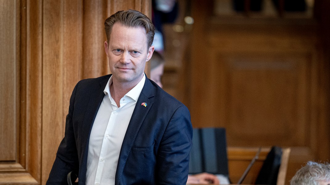 Efter omkring tre måneder som stedfortræder i Folketinget nedlægger Jeppe Kofod sit mandat. 