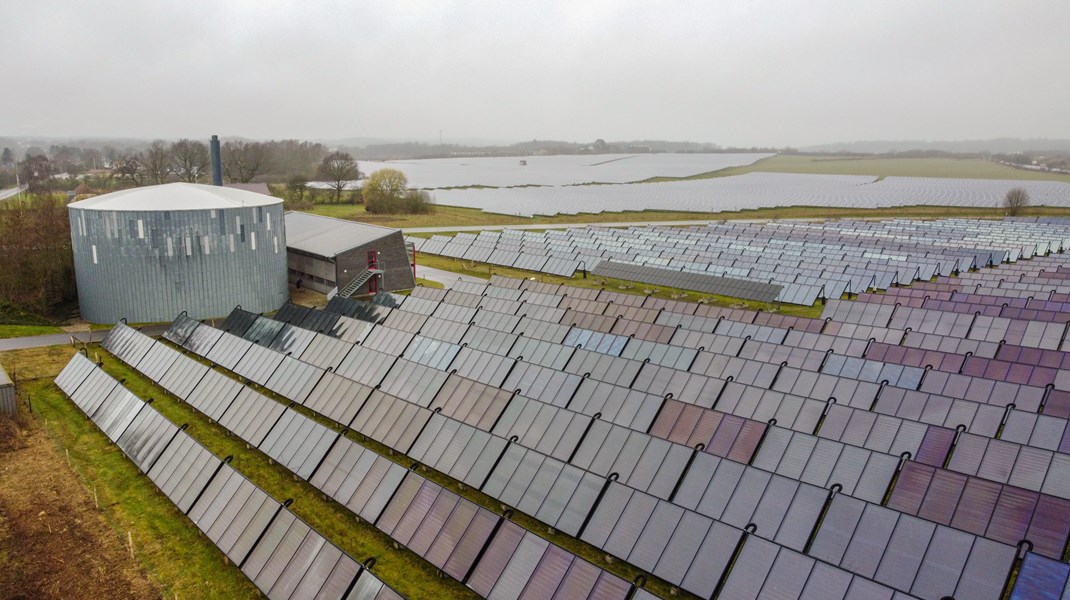 Et spritnyt biogas-anlæg står allerede og brummer nogle kilometer ude for Sønderborg. Her er Sønderborg Forsyning i fuld gang med at producere biogas og senere grønt brændstof. Kort derfra er en gammel vikingeboplads omgivet af et hav af solceller