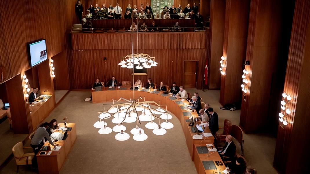 Det er en skam, at der ikke er tradition for at evaluere det politiske bestyrelsesarbejde i kommunerne. Det vil kunne gavne både kommune, borgere og politikerne selv, skriver Kalle Syberg Kjær. Fotoet er fra Frederiksberg Byrådssal.