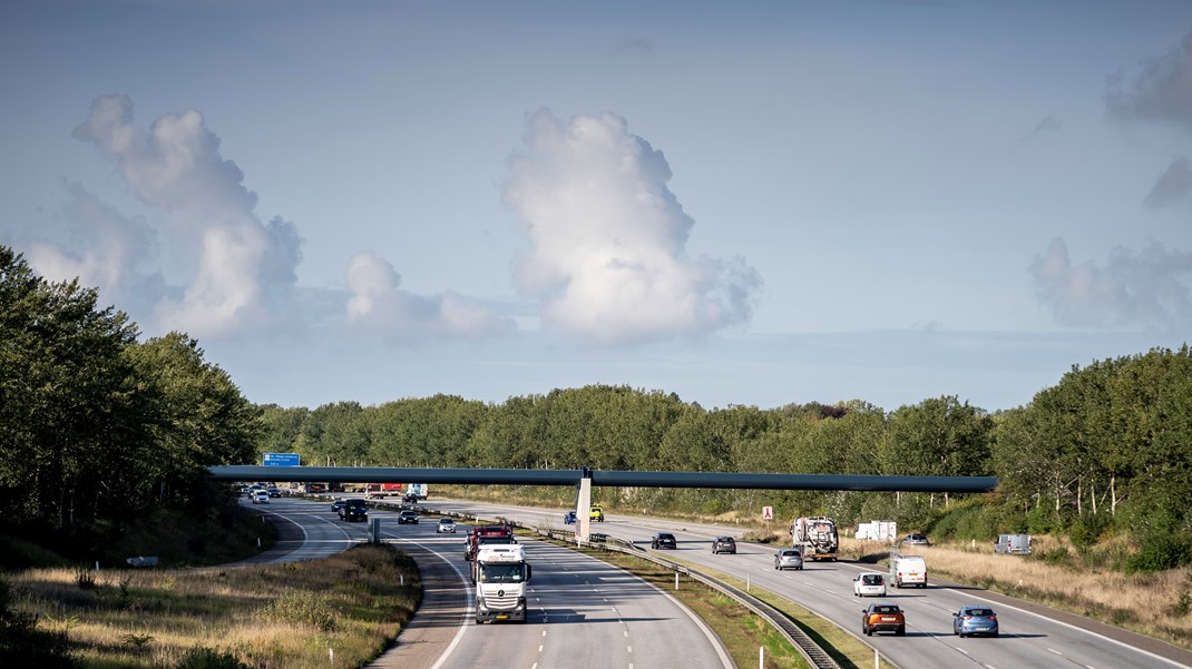 Kulsort bilpark vil trække oliespor langt ind i næste årti. Nu foreslår parti at klodse salgsbremsen i