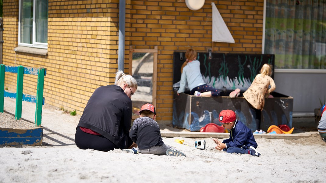 Observationerne viser, at en væsentlig andel af dagplejerne i begrænset omfang er opmærksomme på børnenes fællesskab ved at understøtte børnenes mulighed for at knytte sig til de andre børn.  