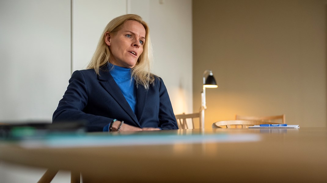 Ældreminister Mette Kierkgaard (M) står over for en stor opgave, når ældreplejen skal sættes fri. Der er behov for et system, der tager udgangspunkt i mennesker, skriver Tanja Nielsen. 