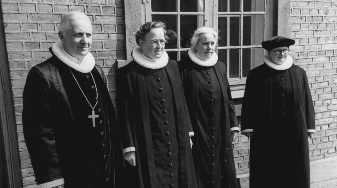 Det var politikerne og ikke kirken, der holdt kvinder fra prædikestolen frem til 1948, skriver Paula Larrain. På fotoet ses de tre første kvindelige præster i Danmark. Fra venstre: Johanne Andersen, Ruth Vermehren og Edith Brenneche Petersen.