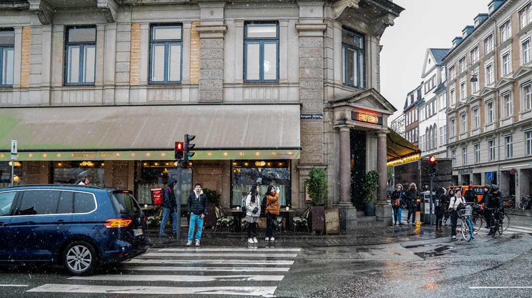 En markant hastighedsnedsættelse er et håndgribeligt tiltag, der vil gøre en mærkbar forskel for borgere i de støjramte områder. Dette er imidlertid kun én af flere mulige løsninger, der bør tages i brug, hvis vi vil støjen til livs, skriver Peter Hostrup.